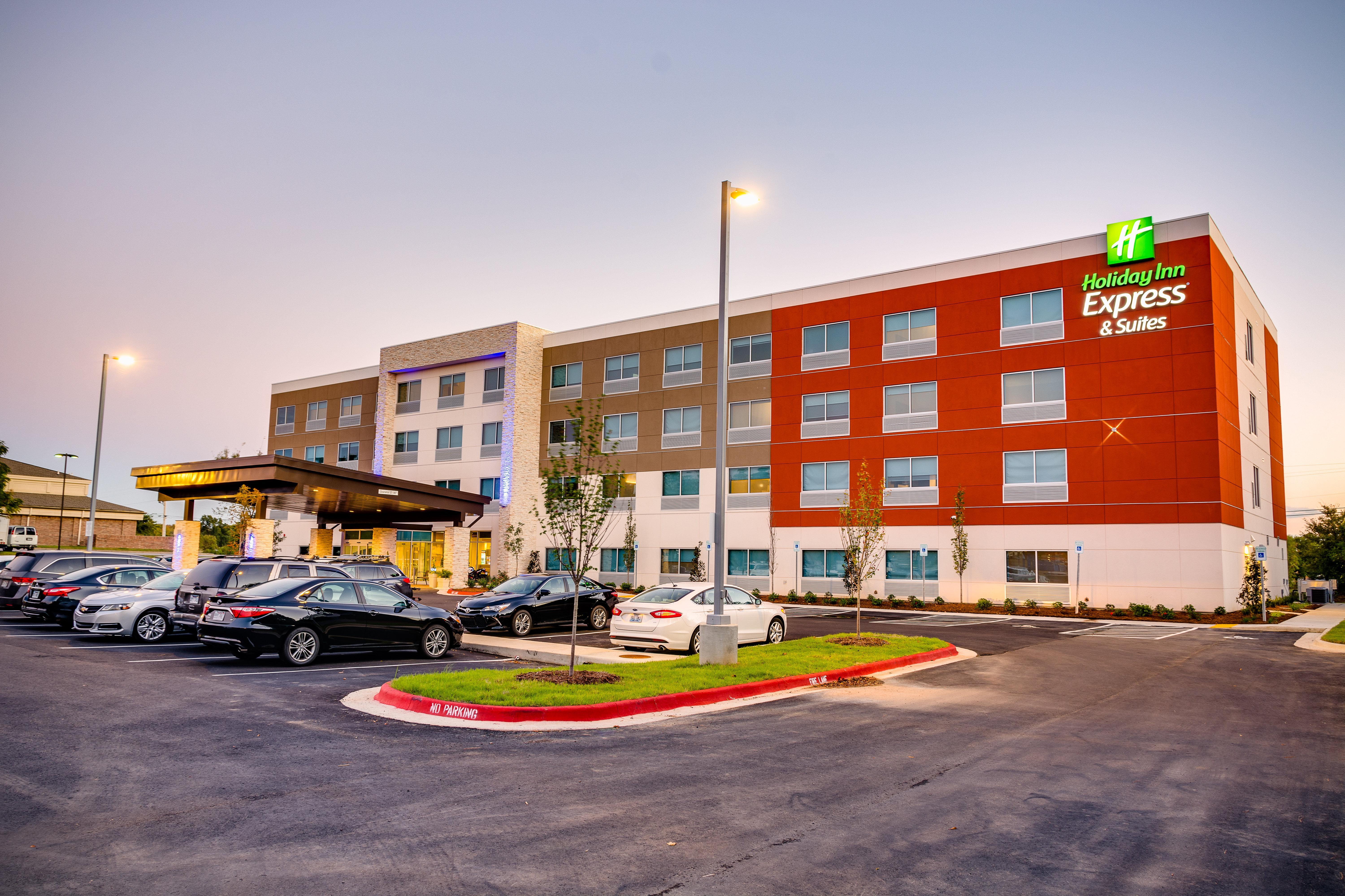 Holiday Inn Express & Suites Russellville, An Ihg Hotel Exterior photo